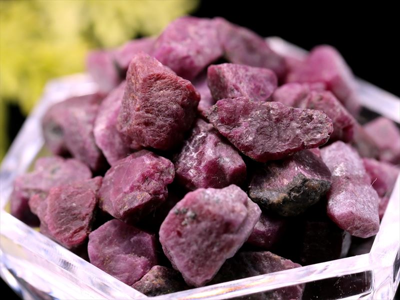 深みレッドパープルカラー 天然ルビー ラフ原石 さざれ 約30グラム 粒の大きさ 約7mm-17mm ブラックライトで蛍光 結晶原石 大人気のナチュラル原石 紅玉