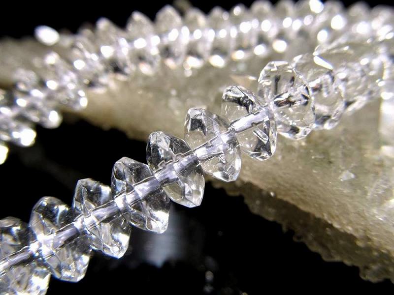 激安宣言 繊細カット入りソロバン型ボタン 約6.5mm-7.5mm 天然水晶ボタンカット クリスタル 縁のみカットタイプ 一連 約37-39cm ロンデル ブラジル産 geki