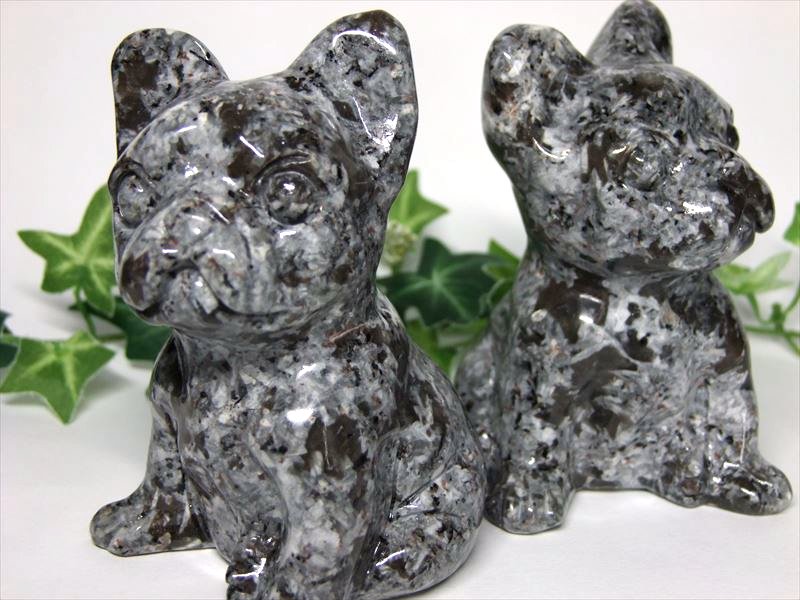 犬好きに刺さるフォルム ユーパーライト フレンチブルドック 彫刻 置物 高さ約100mm 重さ約450g かわいい犬の彫刻 ブラックライトでオレンジ色に蛍光