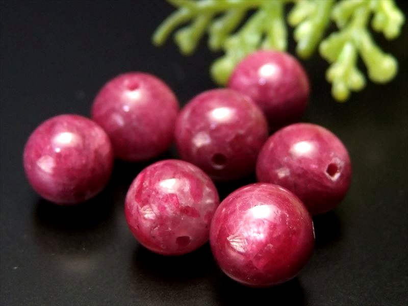 1粒珠売り UVライトで蛍光 & ほんのりシラー珠アリ 3A+ ルビー ビーズ 8mm-8.5mm 宝石の女王 紅玉 勝利と情熱を象徴する石 一点もの ナイジェリア産