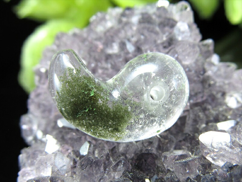 希少なガネーシュヒマール産 ガネーシュヒマール産 水晶 勾玉 長さ約15mm 重量約1.5g 神に最も近い場所で採掘される特別な水晶 ギャランティーカード付き