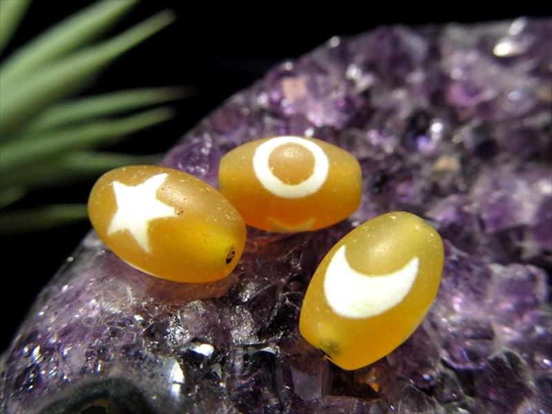 珍しいビタミンカラー 日月星天珠 にちげっせいてんじゅ 最大長さ約11.5mm-12mm 1個売り 少量限定入荷 天然玉髄使用 ころころ超ミニサイズ天珠