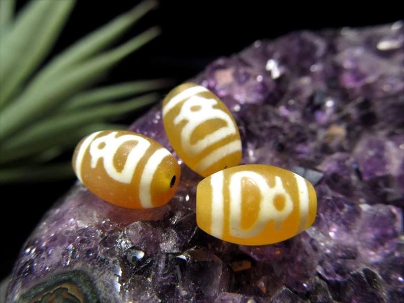 珍しいビタミンカラー 財神天珠 ざいじんてんじゅ 最大長さ約11.5mm-12mm 1個売り 少量限定入荷 天然玉髄使用 ころころ超ミニサイズ天珠