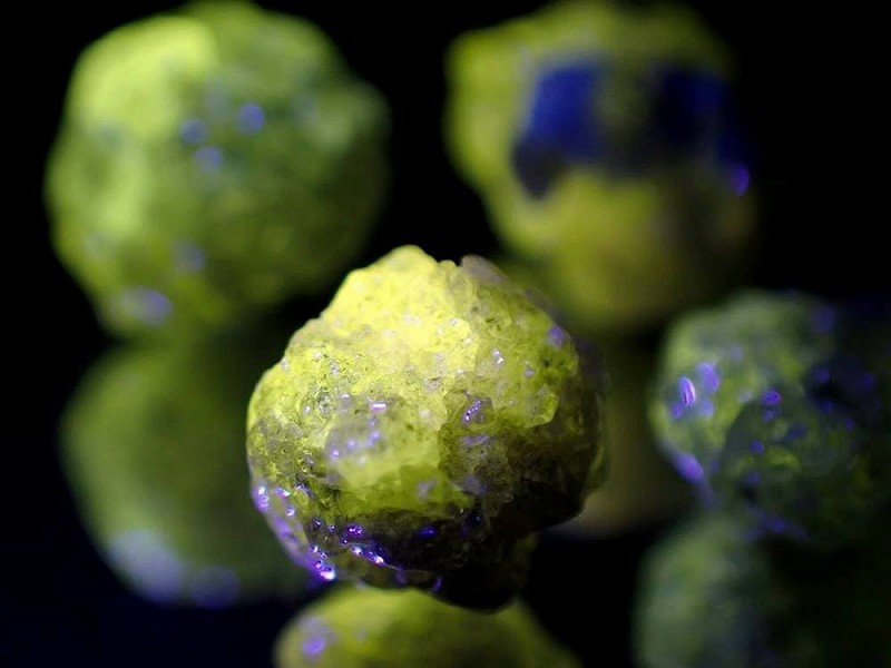 黄色蛍光タイプ 天然蛍光ダイヤモンド 金剛石 結晶原石 1個売り 約0.4ct-0.5ct カラット ルースケース付属 コレクター必見 標本にも 南アフリカ産