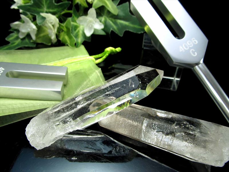 ほんのりタンジェリン 一部磨き レムリアンシード クリスタルポイント付 クリスタルチューナー ポイントの長さ約60mm-80mm 音叉浄化セット