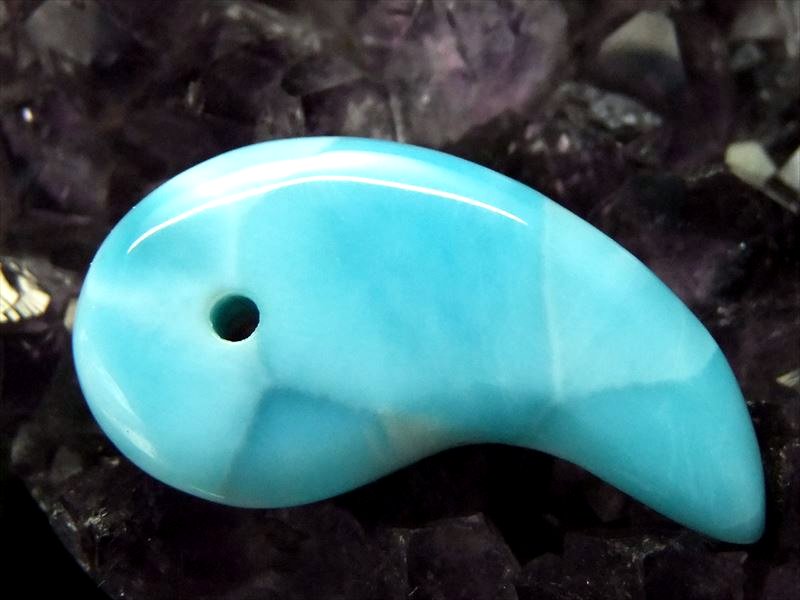 海のような美しい水面模様 ラリマー ブルーペクトライト/曹珪灰石 勾玉 桐箱付き 石サイズ約31.5mm 重さ5.5g カリブ海の宝石 愛と平和の象徴 1点物