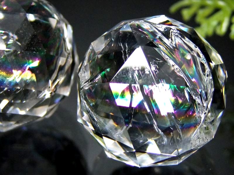 くっきり虹入り 天然水晶 プリズムカット 置物 最大高さ約25mm キラキラ輝くミラーボールのような美しいカット 純粋と浄化を象徴する万能パワーストーン