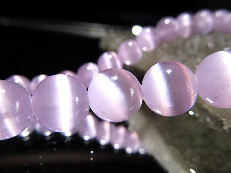 抜群のキャッツアイ効果 約8.5mm珠 ライラックピンクカラー キャッツアイ セレナイト(透石膏) 約36cm-38cm 一連