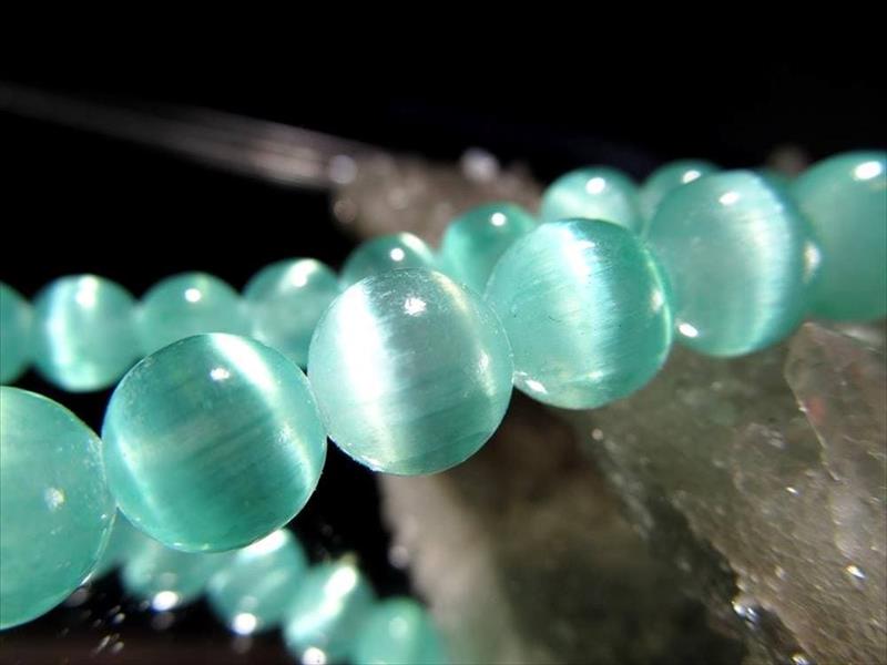 抜群のキャッツアイ効果 約6mm珠 コバルトグリーンカラー キャッツアイ セレナイト(透石膏) 約36cm-38cm 一連 シルクのような繊維質