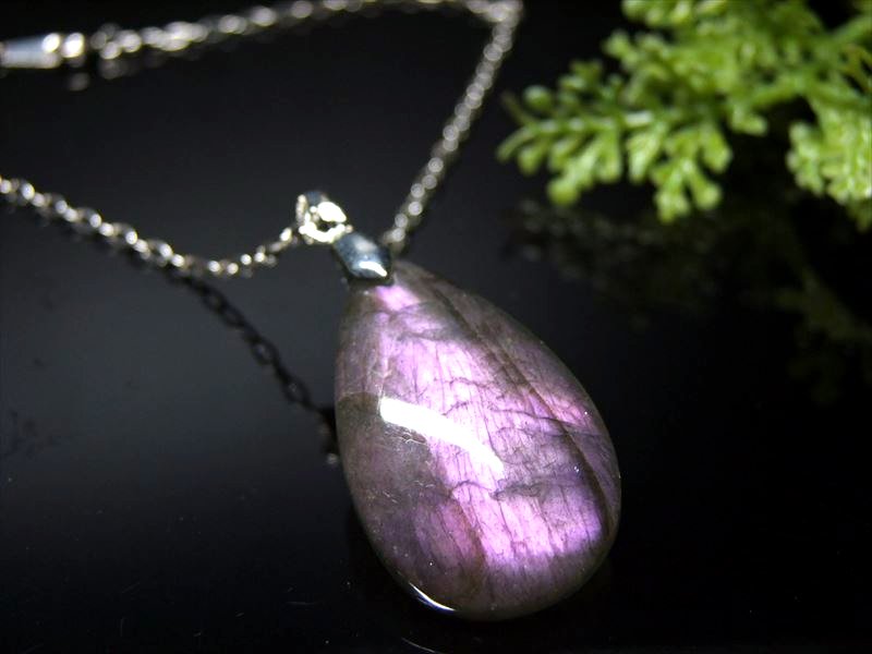 激レア・両面紫シラー 4A パープルシラー ラブラドライト ドロップ型 ペンダントトップ 縦約30.5mm 重さ約7.1g 信念を貫く力 くっきりパープル