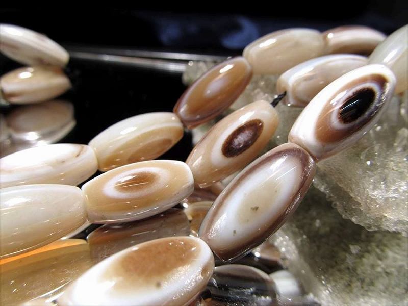 激安宣言 幅約10mm×縦約19mm-21mm 天眼 ホワイトベージュアゲート 瑪瑙 天珠型 一連 約38-40cm 極上天然模様 ブラジル産 geki-sak