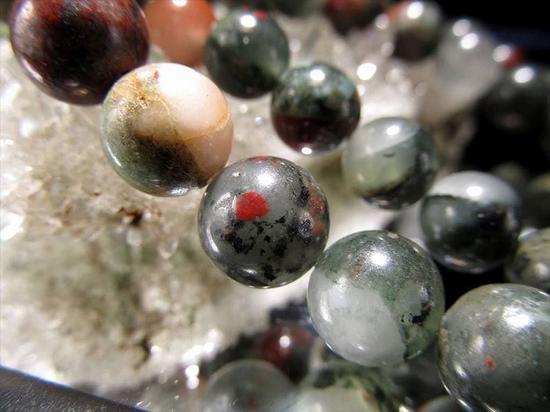 激安宣言 約8mm珠 アフリカンブラッドストーン セフトナイト・ボルケーノアゲート 一連 約37-39cm 困難を乗り越える力を与えてくれる石 スワジランド産