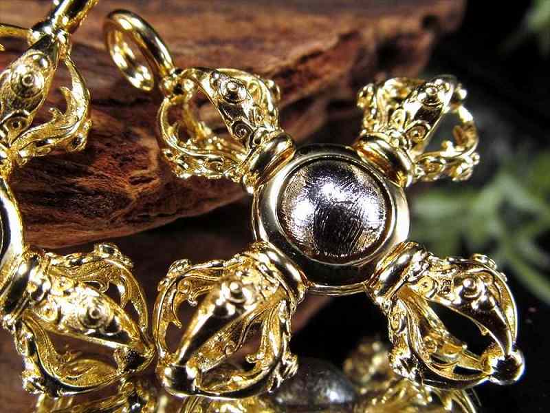 激安宣言 ギベオン丸玉付きダブルヴァジュラ 十字金剛杵/ドルジェ ペンダントトップ ゴールドカラー 全長約37mm 1個売り Silver925