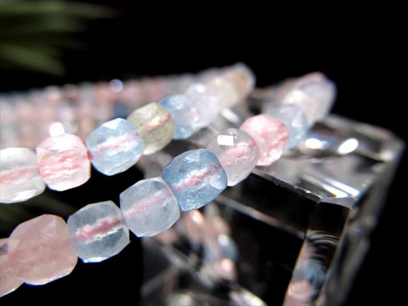MIXベリル 緑柱石 キューブカット ブレスレット 石サイズ3.5mm-4mm クリアパステルカラー 心身を癒す石 ブラジル産 パワーストーン 天然石
