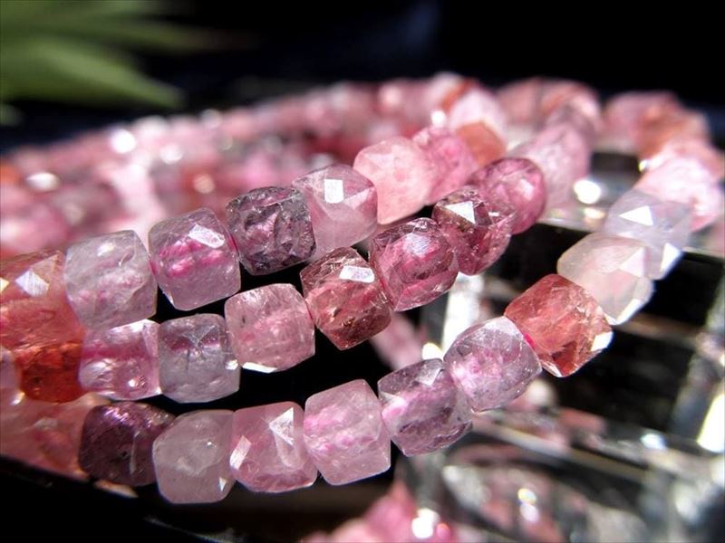 高コスパ 激安特価 MIXスピネル(尖晶石)キューブカット ブレスレット 石サイズ4mm-4.5mm キラキラキューブカット 目標達成のお守り 8月の誕生石 ミャンマー産