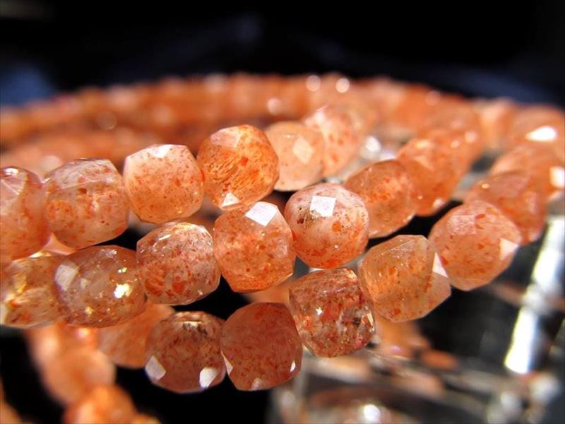 サンストーン 日長石 キューブカット ブレスレット 石サイズ4mm-4.5mm 煌めくアベンチュレッセンス 太陽神の象徴 インド産