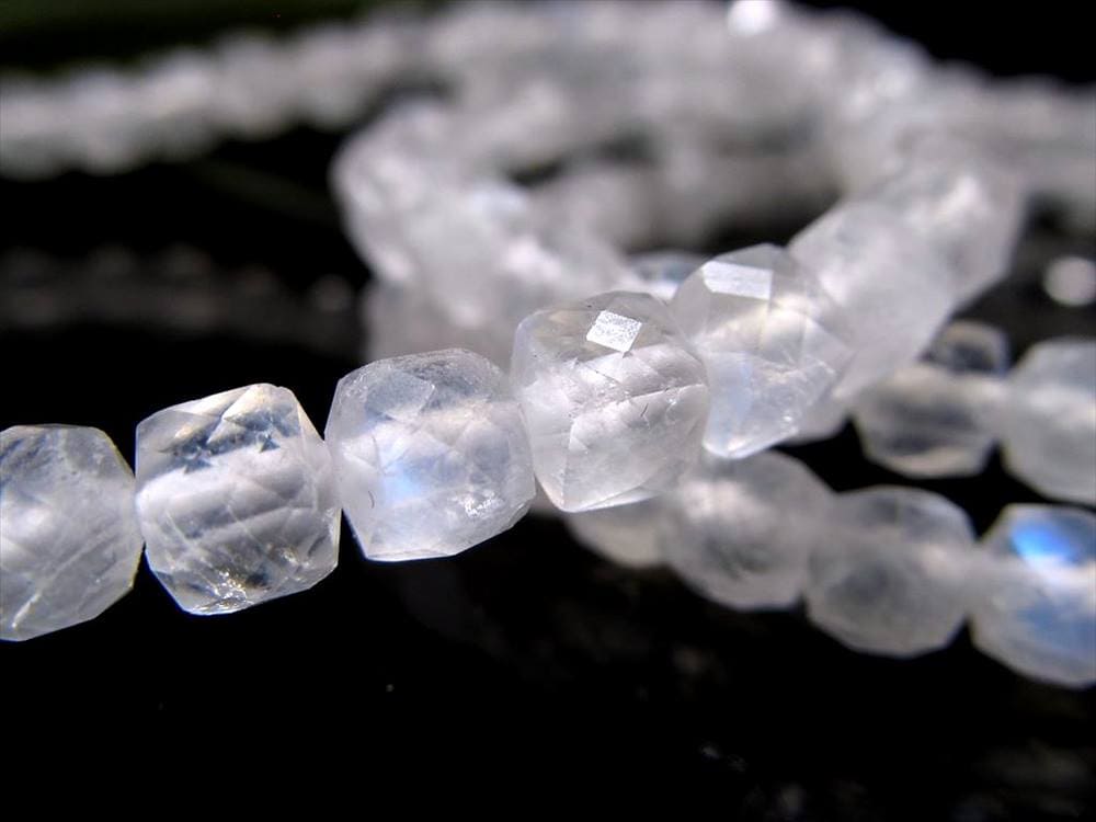 高コスパ 激安特価 ブルームーンストーン 月長石 キューブカット ブレスレット 石サイズ4mm-4.5mm 永遠の愛の象徴 インド産