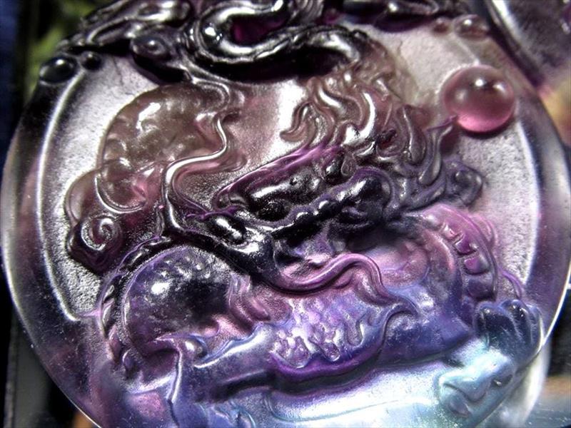 美麗 グラデーション&縞模様 マルチカラーフローライト 蛍石 龍神 カービング タンブル タイプC 直径約49mm 八卦の象徴の四本爪 1個売り アメリカ産