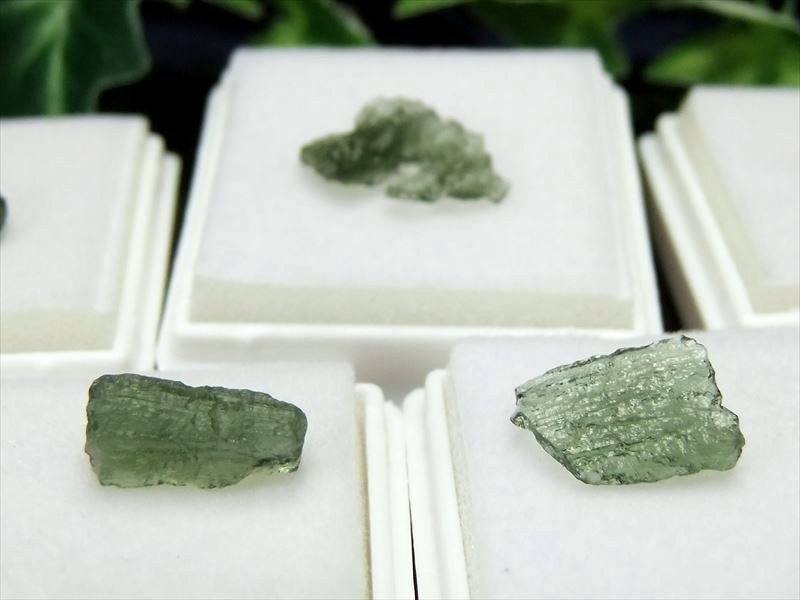 限定8個 超希少 モルダバイト 原石 ルースケース付き 幅約10-18mm 重さ平均0.5g 超透明 隕石の衝突で生まれた天然・ナチュラルグラス 幸運と豊穣のお守り