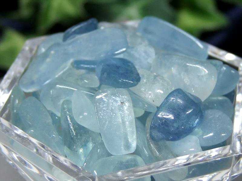 希少 アクアマリン（緑柱石）さざれ 100g 約6mm-18mm パワーストーン サンタマリアブルー有り 幸せな結婚の象徴 sa-s ブラジル産