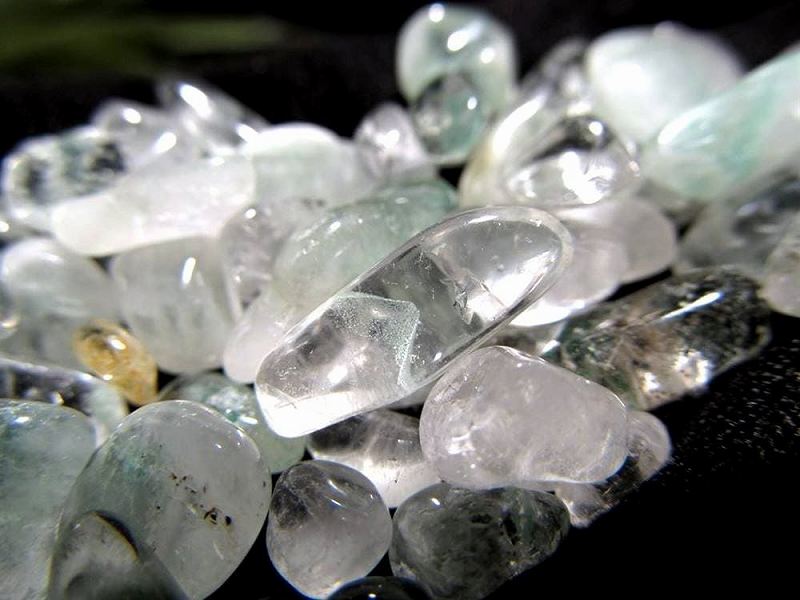 希少レアストーン エメラルドグリーンファントム入り水晶(緑幻影水晶) さざれ石 約200g 粒サイズ約6mm-9mm クリスタル 浄化用 インテリアに サザレ