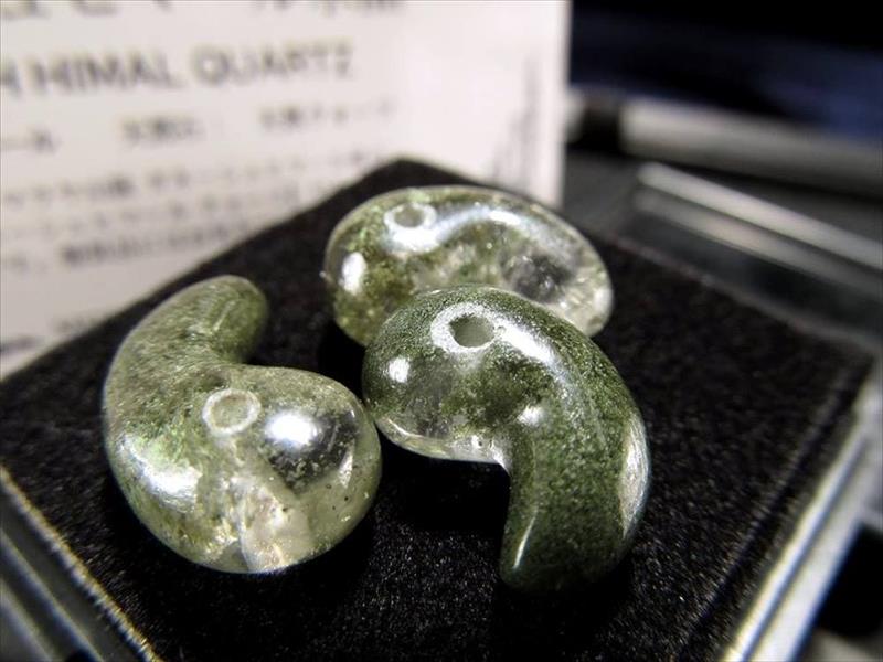 クローライト入りタイプ ガネーシュヒマール産 水晶 勾玉 長さ約12mm-13mm ギャランティーカード付き 1個売り 神に最も近い場所で採掘される特別な水晶