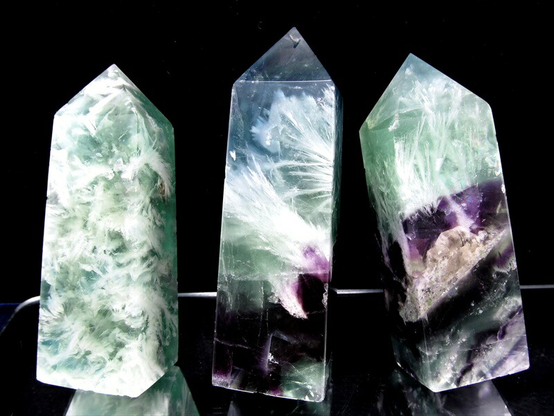エンジェルフェザーインフローライト オベリスク 1個売り 重さ150g-160g エメラルドグリーン・ライトグリーン・パープルフローライトに浮かぶ純白の天使の羽