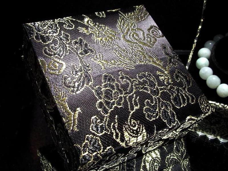 ブラック 龍神 ブレスレット ケース ケースサイズ約9cm×9cm×高さ約5cm 高級感のある龍神刺繍デザイン アクセサリー ジュエリー ボックス パワーストーン