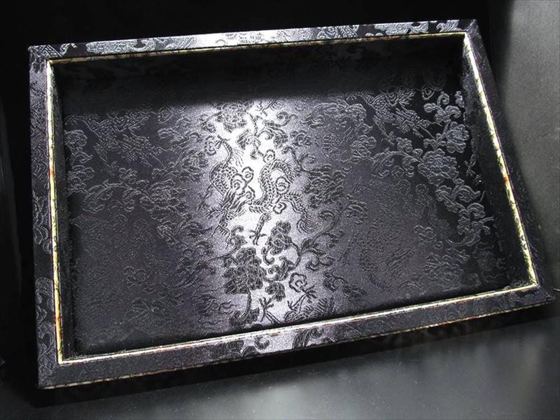 ブラック 天然石販売用トレイ 龍神刺繍デザイン 横30cm×縦20cm 高級感のある龍神刺繍デザイン ブレスレットや置物のディスプレイに