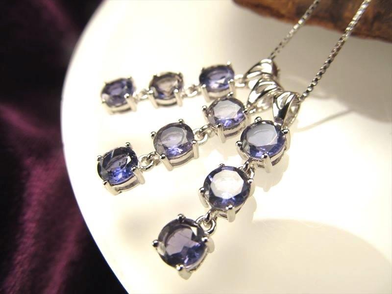 極上5A ゆらゆら揺れる 3連 アイオライト (きんせい石) ペンダントトップ ラウンドカット 約5mm×3石使用 全体サイズ約25mm 1個売り Silver925 3月の誕生石