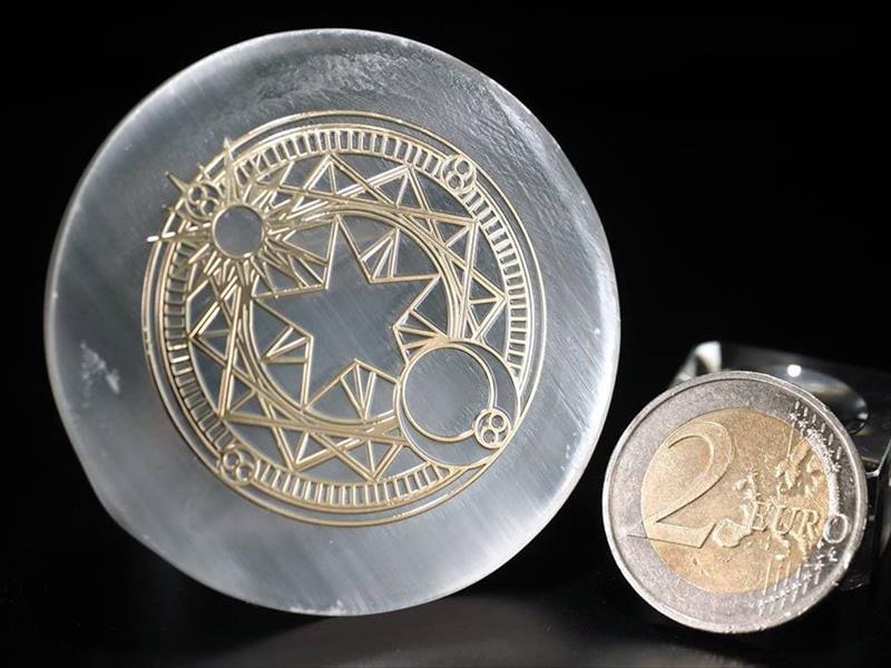 大人気商品 美品キャッツアイ セレナイト ジプサム 透石膏 魔法陣デザイン サークル型プレート タイプB 直径約5.5cm×厚さ約0.5-0.9cm 1個売り