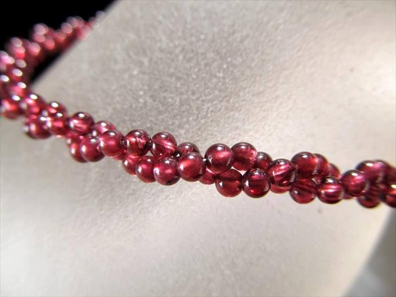 パワーストーン ガーネット ねじりデザイン ワイヤー ブレスレット 幅約4.5mm 取り外し簡単なマグネット式 マグネットクラスプ付き