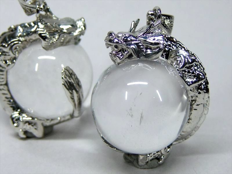 シルバー 天然水晶を抱えた龍 ペンダントトップ サイズ：縦約30ミリ前後 水晶の直径約20ミリ前後 透明水晶に龍が巻き付く最高の運気アップアイテム