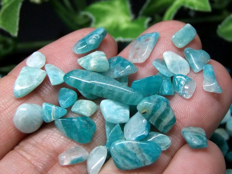 希少ゼブラ柄 ゼブラアマゾナイト 天河石 さざれ 100グラム 約4ミリ-12ミリ 希望の象徴・幸運を呼ぶ石 インテリアに サザレ ロシア産 モザンピーク産 sa-