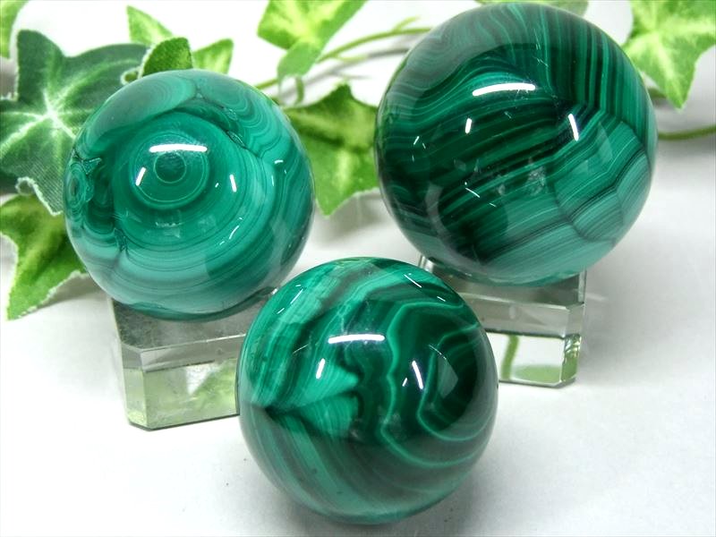 流動的な模様くっきり マラカイト 孔雀石 丸玉 直径約28mm-30mm 美麗繊細模様 濃厚グリーン 1個売り 魔除け 肉体と精神を癒す石 大人気のスフィア コンゴ産