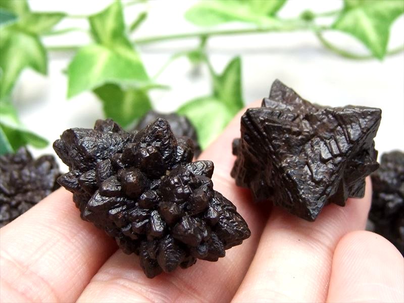 Lサイズの1個売り プロフェシーストーン ゼットストーン 結晶 原石 約30g-40g 幅約25mm-35mm ゲーサイト エジプトの星・予言石 光沢輝く褐鉄鉱の塊