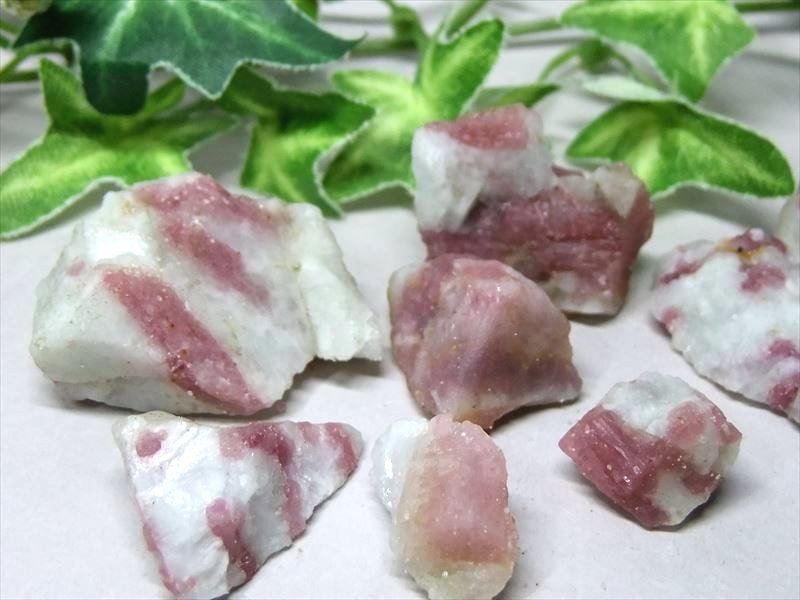 小さめ原石 ピンクの結晶 ピンクトルマリン 水晶共生 原石 100g セット売り（10個-16個入り）愛情に満ちた石 心身の活性化 健康運の石