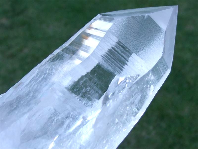 産地直送 セルフフィールド有り! 虹たっぷり レムリアンシード クラスター 長さ約172mm 約925g ギャランティカード付き 古代の叡智を封じ込めた水晶 1点物