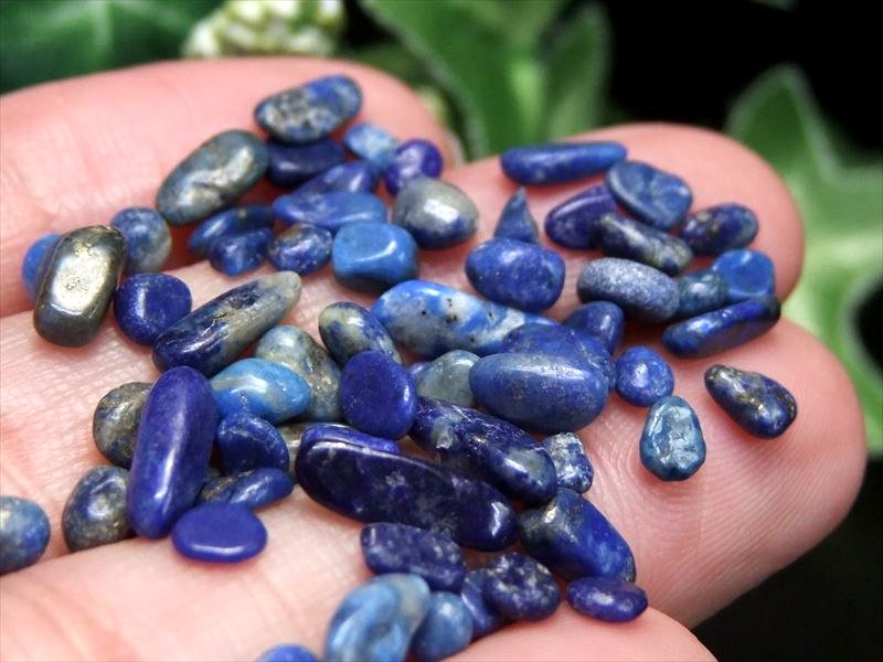 ころんと丸小粒 ラピスラズリ 青金石 さざれ 200g 粒の大きさ平均 約3ミリ-9ミリ つやつや 極上 幸運を呼び寄せる石 サザレ アフガニスタン産 sa-p