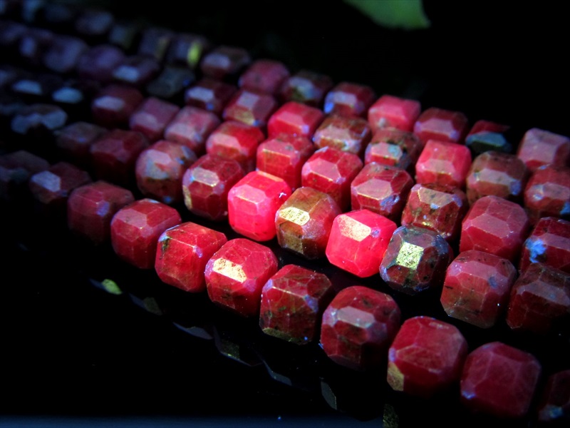 極小サイズ ルビー キューブカット 約4mm 一連 約38-40cm ブレスレット ネックレスなどに