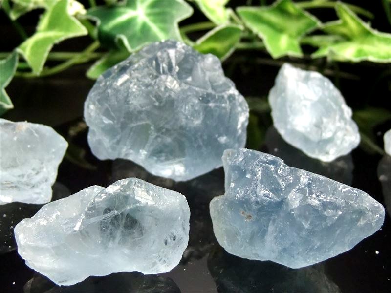 高品質結晶タイプ セレスタイト 結晶原石さざれ 約200g（5-10個入り） 結晶の大きさ約20mm-40mm すりガラスの様なさらさら質感 空のような優しい青色 天使の石