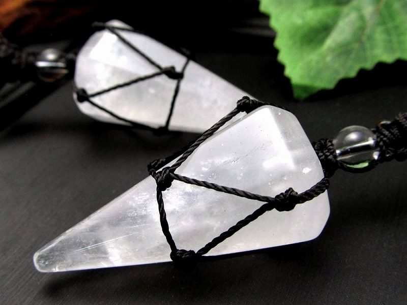 水晶 6面カット ペンデュラム ネックレス 石サイズ:約38mm/ネックレス長さ:約36cm 長さ調整可能 編み込みデザインが魅力 4月の誕生石 ブラジル産