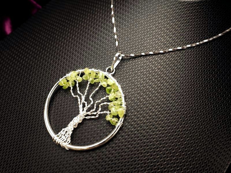 ペリドット世界樹ペンダントトップ フランス展示会商品 世界を体現する木 世界樹モチーフ サークルペンダントトップ 幅約39mm pe-