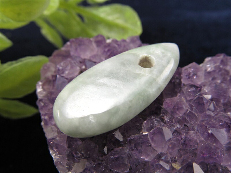 ギャランティーカード付 糸魚川翡翠 大珠 勾玉 白翡翠 約26.5ミリ 重さ3.2グラム 糸魚川 翡翠 ひすい ヒスイ お守り 宝石 新潟県 糸魚川産 パワーストーン