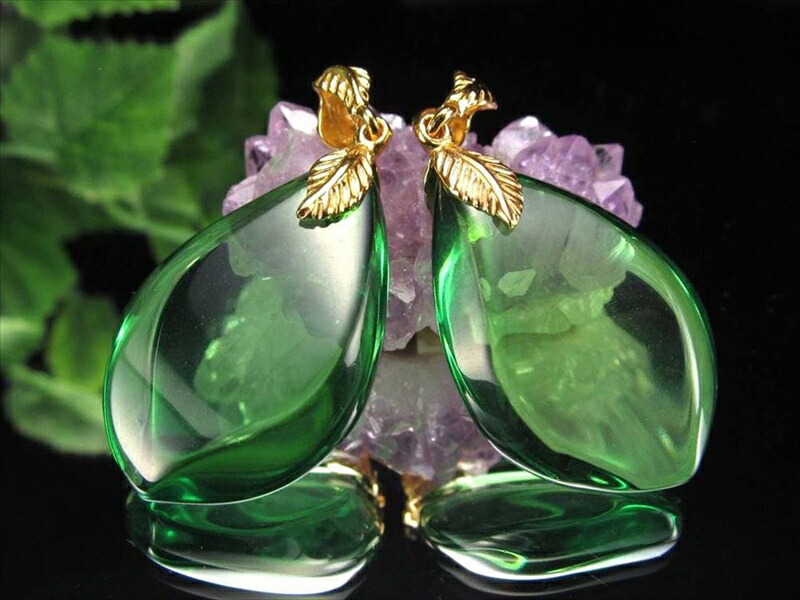 リーフデザイン5A グリーンアンバー ペンダントトップ ツイストマーキスカット 石サイズ約24mm-27mm ゴールドカラー 太古の息吹を閉じ込めた樹脂化石