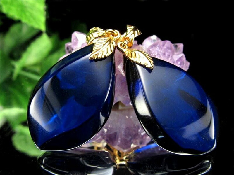 リーフデザイン5A サファイアブルーアンバー ペンダントトップ ツイストマーキスカット 石サイズ約25mm-27mm ゴールドカラー 太古の息吹を閉じ込めた樹脂化石