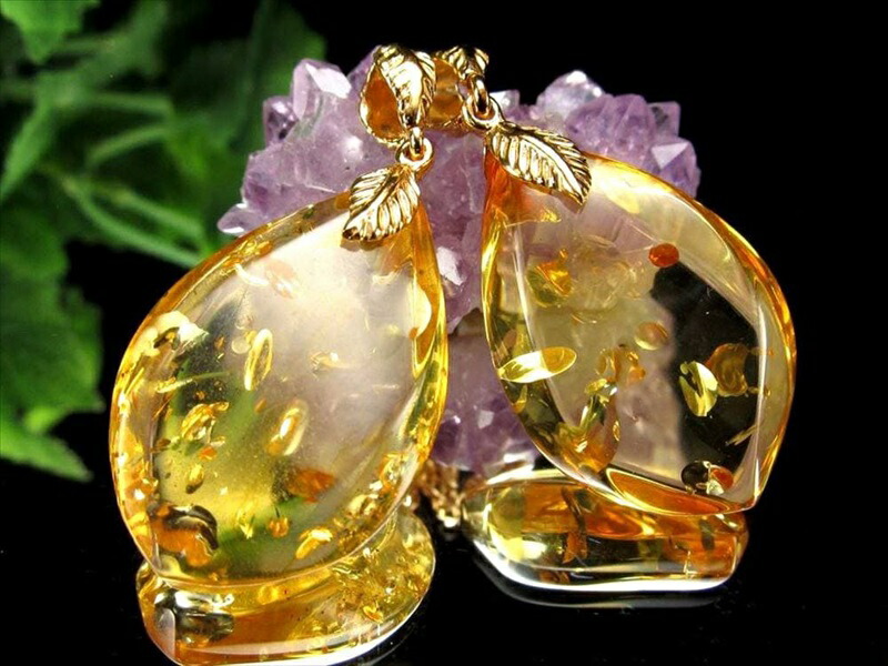 リーフデザイン5A スパークリングアンバー ペンダントトップ ツイストマーキスカット 石サイズ約25mm-27mm ゴールドカラー 太古の息吹を閉じ込めた樹脂化石