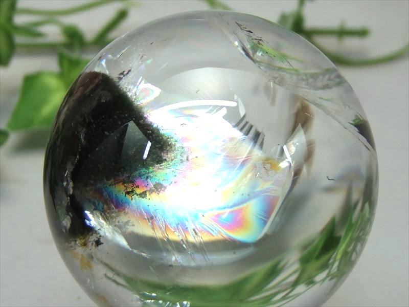 店頭展示中 鏡花水月ガーデン 全面虹入り S級 濃い グリーンガーデンクォーツ 丸玉 台座付き 直径約51.2mm 重さ188g ガーデン水晶 ガーデンクォーツ 絶景庭園