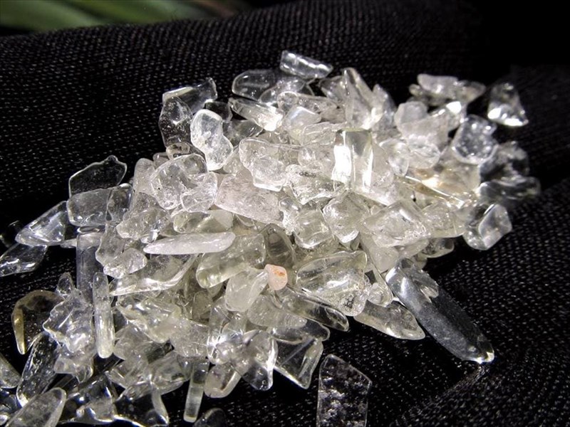 小粒タイプ リビアングラス さざれ 約20g入り 粒の大きさ約2mm-10mm 上質リビアングラス使用 透明 クリアイエロー隕石由来のインパクトガラス