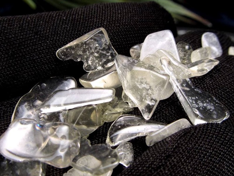 大粒タイプ リビアングラス さざれ 約20g入り 粒の大きさ約5mm-20mm 上質リビアングラス使用 透明